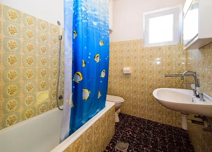 Komadina 1242 アパート